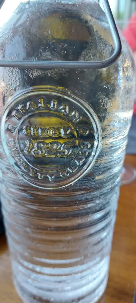 Eau Fraîche Dans Belle Bouteille