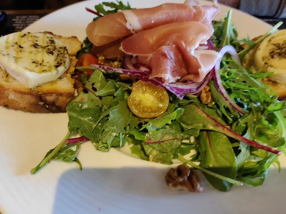 Salade de Crottin de Chèvre Jambon Serrano